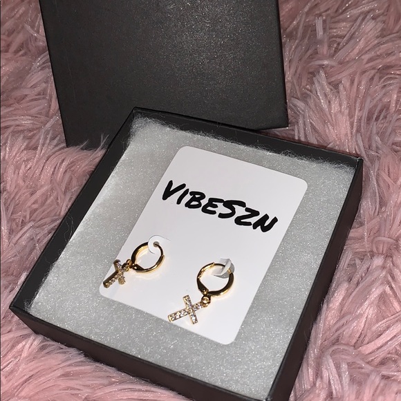 Small gold cross dangling earrings - Picture 1 of 2